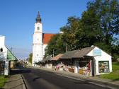  Blick zur Basilika und zu den Devotionalienstnden 