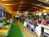  Wanderer und Besucher des Bauernmarkt 