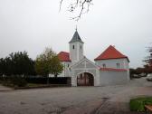 Blick zur Friedhofskapelle hl. Veit und zum ehem. Mesnerhaus 