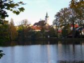  Blick ber den Herrensee zur Pfarrkirche Litschau 