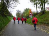 Wandergruppe auf der alten Schilternerstrae am Ortsende von Langenlois