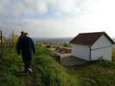 Wanderer bei der ehemaligen Hiata-Htte in der Riede Steinhaus