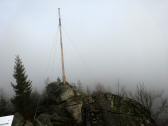Blick von der Aussichtsplattform zum neuen Nebelstein-Gipfelkreuz 