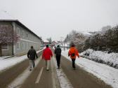  Wanderrer auf der Hauptstrae (L1403) in Volkersdorf 