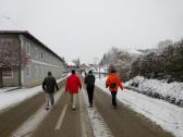  Wanderrer auf der Hauptstrae (L1403) in Volkersdorf 