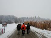  Wanderer am Ortsende von Volkersdorf nach Tillysburg 