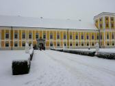  Wanderer beim Eingangsportal des Schloss Tillysburg 