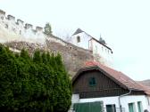  Wehrmauer der Burgruine mit der Pfarrkirche Rehberg 