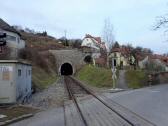 Blick zum Goldbergtunnel (569 m) der Wachaubahn in Stein 