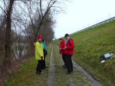  Wanderer bei einer Rast am Wanderweg entlang eines Donaualtarms