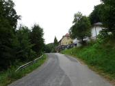 Blick auf die Wanderroute beim Ortsbeginn von Strblitz