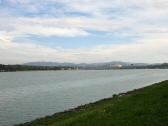 Fernblick ber die Donau mit dem Flusskraftwerk zum Stift Melk