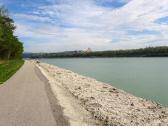  Blick auf die Wanderstrecke am linken Donauufer 