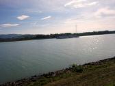 Blick zu einem Flusskreuzfahrtschiff auf der Donau 