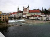 Blick von der Ennsbrcke zum Steyrfluss und zur Michaeler Kirche 