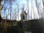 Blick zur Kapelle Lourdes-Grotte auf dem Hgel der ehemaligen Burg  Volkersdorf  (Volckenstorff)