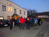 Marathonis warten vor dem Gasthof auf den Abmarsch