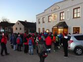 Marathonis warten vor dem Gasthof auf den Abmarsch