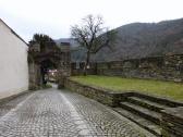 Wanderroute bei der Kirche durch das Tor der Wehrmauer (1480) 