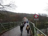 Marathonis berqueren auf der Grenzbrcke die Thaya 