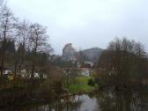 Stadt Hardegg mit der Burg Hardegg, von der Brcke ber die Thaya aus gesehen