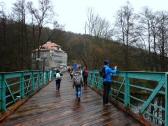 Marathonis berqueren auf der Grenzbrcke die Thaya (Dyje)