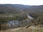 Fernblick zur Dyje (Thaya) mit der Wehr der Devet Mlynu 