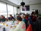 Marathonis bei der Mittagsrast im Speisesaal des Hotels