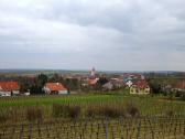 Blick nach Oberretzbach mit der kath. Filialkirche heilige Katharina