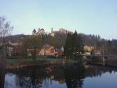 Blick vom Steg zur Burgruine Gars und zur Kath. Pfarrkirche Hl. Gertrud