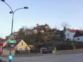 der schne Blick hinauf zur Kath. Pfarrkirche Hl. Gertrud und zur Babenberger Burg