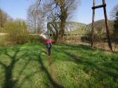 Wanderroute entlang des Kampflusses bei der Eisenbahnbrcke in Rosenburg