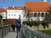 Marathonis auf dem Piaristensteg berqueren die Taffa