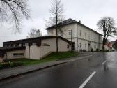  Blick zum Kultursaal und Volksschule in Waldburg 