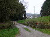 Blick auf die Wanderstrecke mit der Brcke ber die Jaunitz