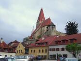 Blick zur Wehrkirche Mariae Himmelfahrt sie gilt als eine der bedeutendsten Kirchenfestungen in Niedersterreich