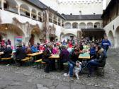  Wanderer und Besucher im Teisenhoferhof 