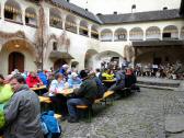  Wanderer und Besucher im Teisenhoferhof 