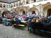  Wanderer und Besucher im Teisenhoferhof 