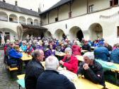  Wanderer und Besucher im Teisenhoferhof 