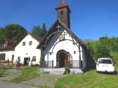 Blick zur Dorfkapelle Furth und zum Gebude mit der 2. K+L