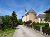 Blick zur Kath. Pfarrkirche "Zur schmerzhaften Gottesmutter", Wallfahrtskirche des ehemaligen Servitenklosters