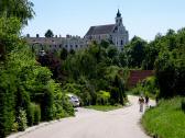 Blick zum ehemaliges Servitenkloster, heute Karmel und zur Pfarrkirche "Zur schmerzhaften Gottesmutter", Wallfahrtskirche des ehemaligen Servitenklosters