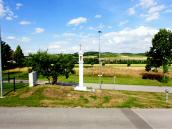 Blick zum "Weies Kreuz" in Glaubendorf an Kreuzung Schlossallee 