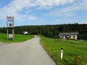 Blick auf die Wanderstrecke durch die Streusiedlung Altwaldhusl