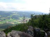 herrlicher Fernblick nach Laimbach und zum Gipfelkreuz "Kleiner Peilstein"