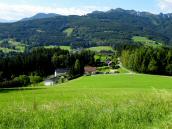  Blick bergab zur Streusiedlung Reisenberg 