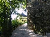  Eingang zum Schloss Karlsbach 
