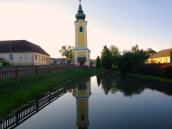 Blick ber den Dorfweiher zur Ortskapelle Merkenbrechts