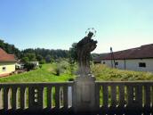 Blick zur Statue vom  Heiligen Johannes von Nepomuk auf der Thauabachbrcke 